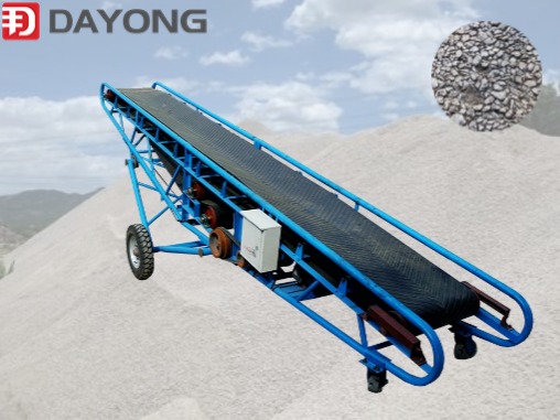 Belt conveyor for transporting sand and gravel